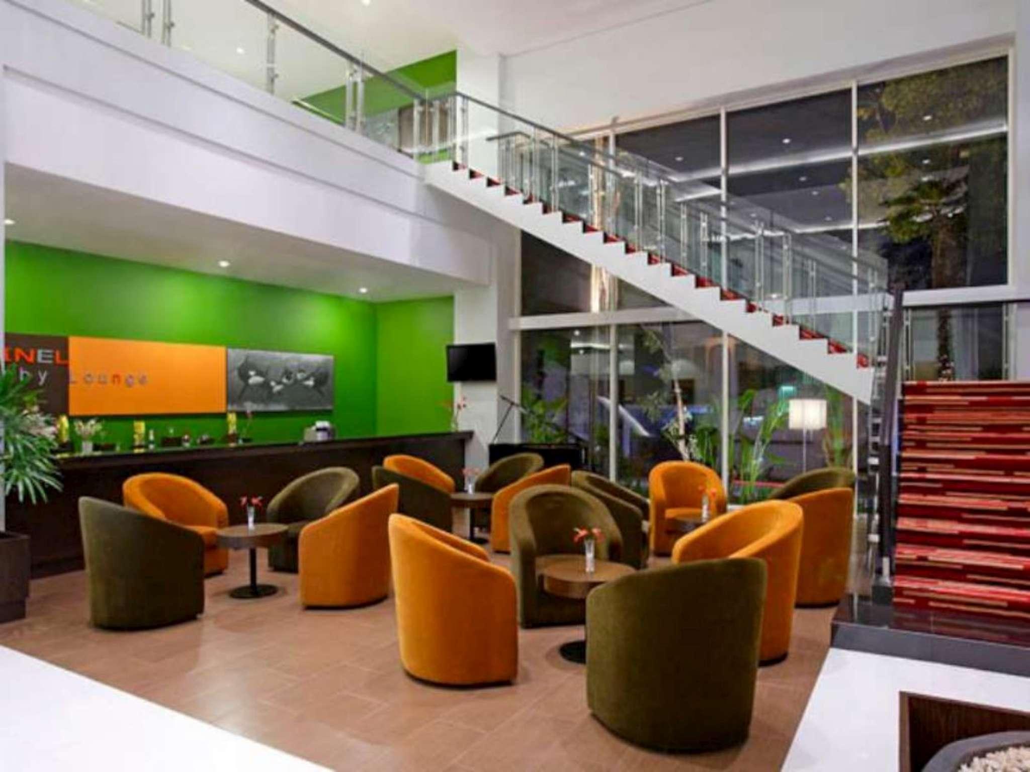 Hotel Santika Палу Екстериор снимка