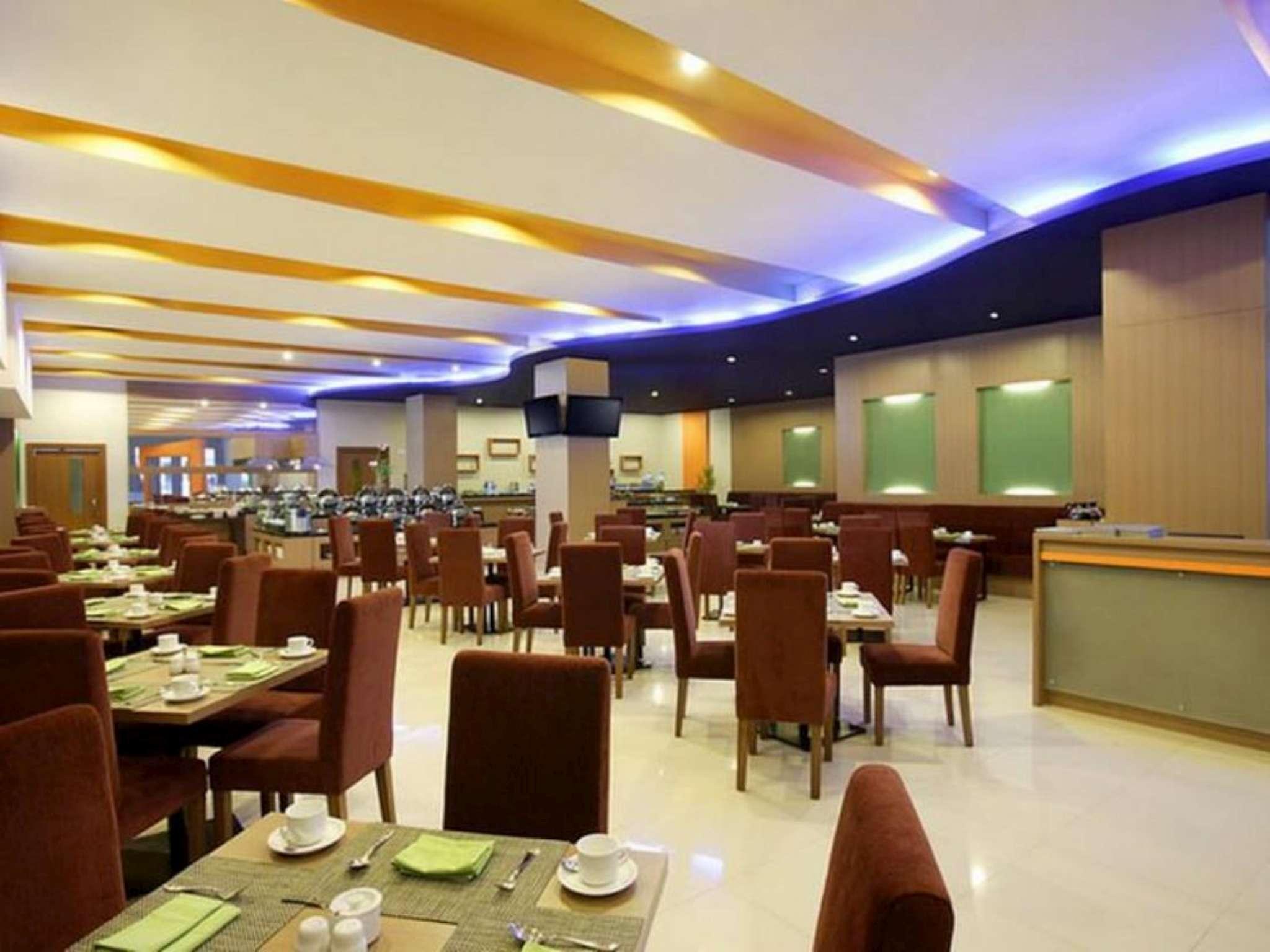 Hotel Santika Палу Екстериор снимка