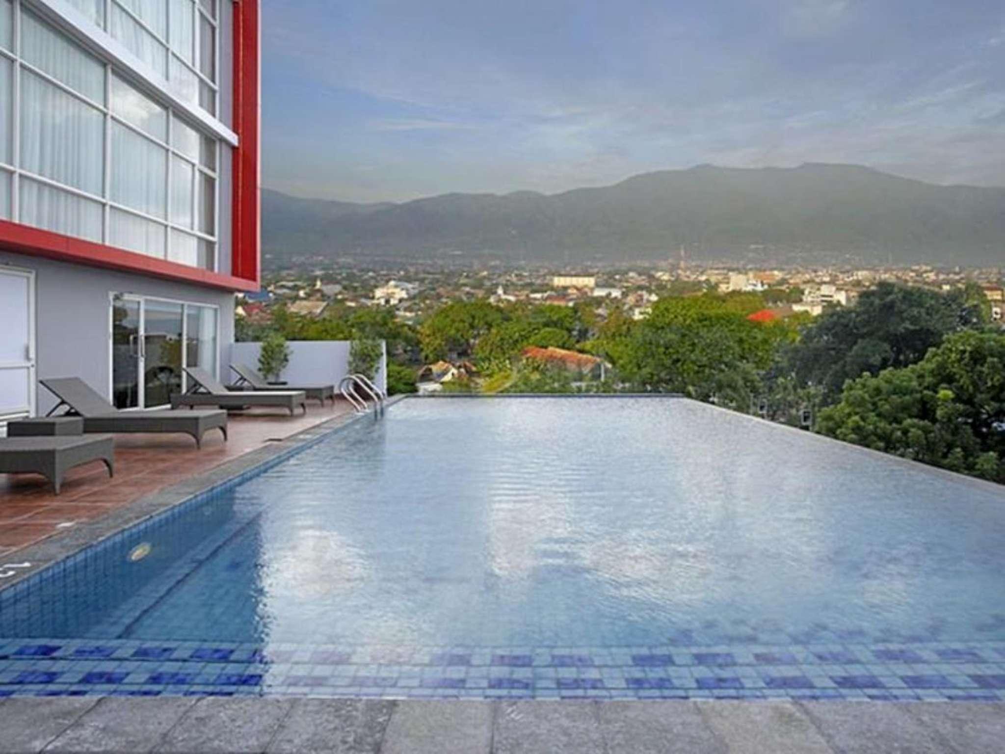 Hotel Santika Палу Екстериор снимка