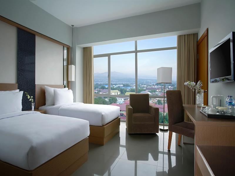 Hotel Santika Палу Екстериор снимка
