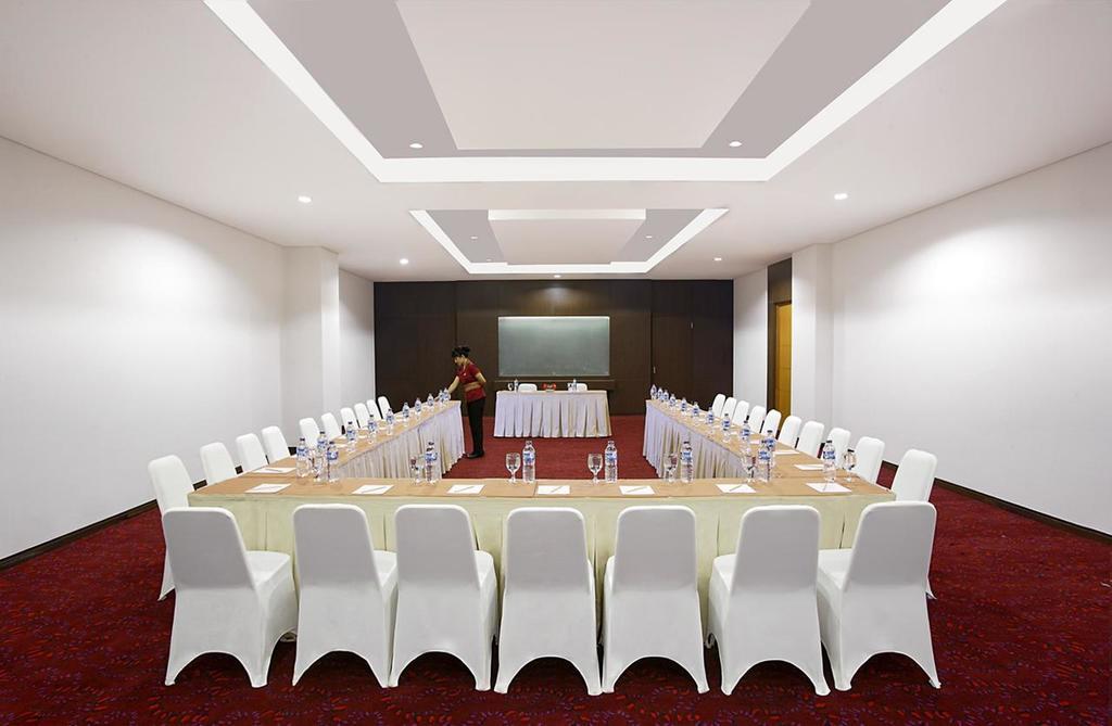 Hotel Santika Палу Екстериор снимка