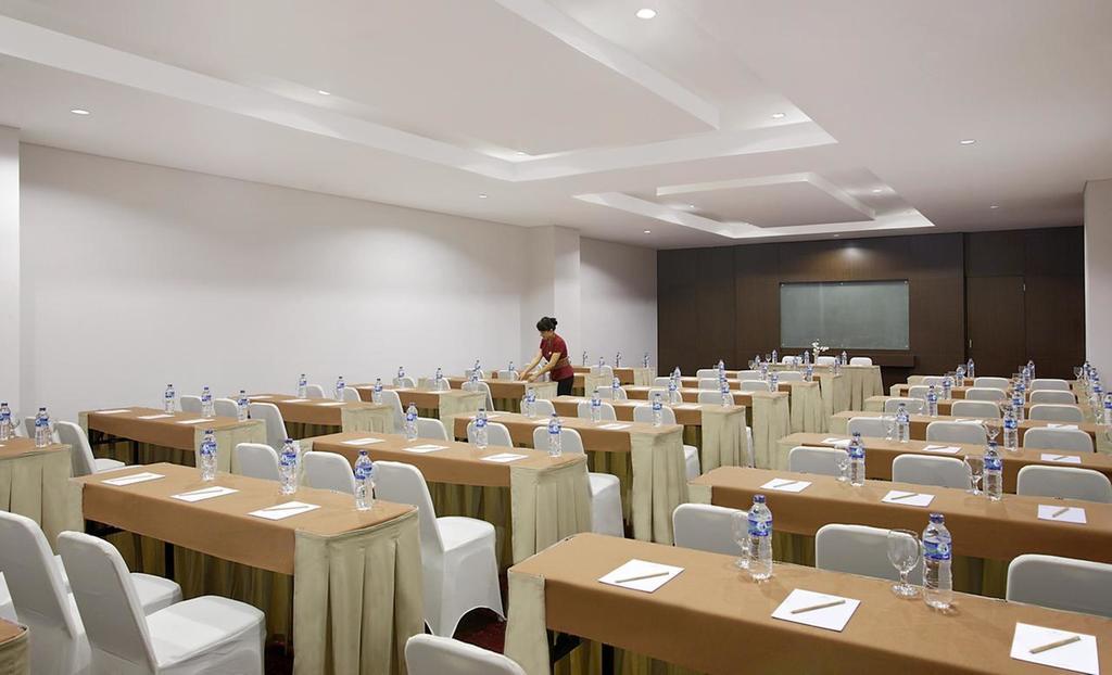Hotel Santika Палу Екстериор снимка