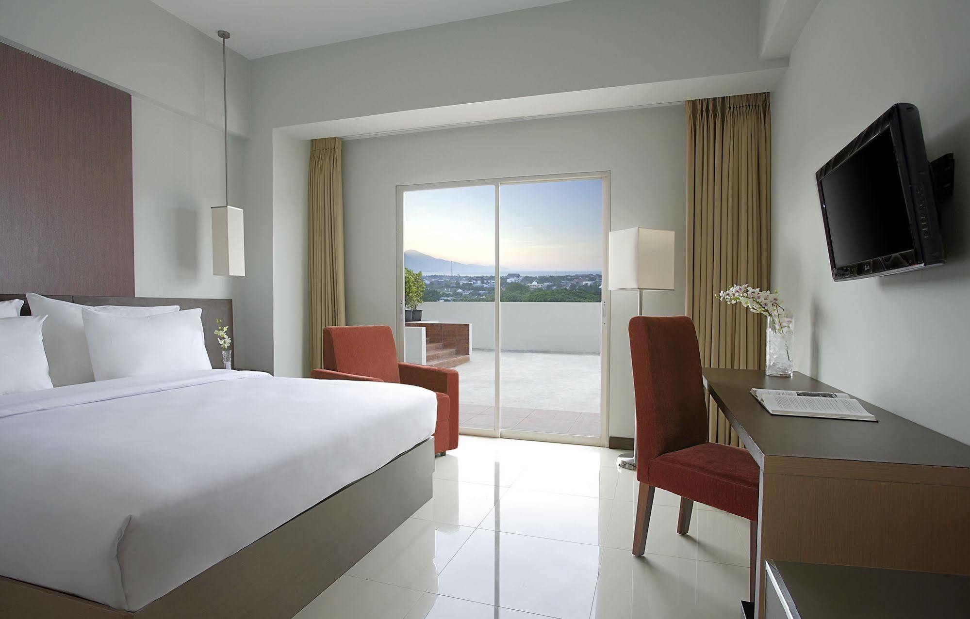 Hotel Santika Палу Екстериор снимка