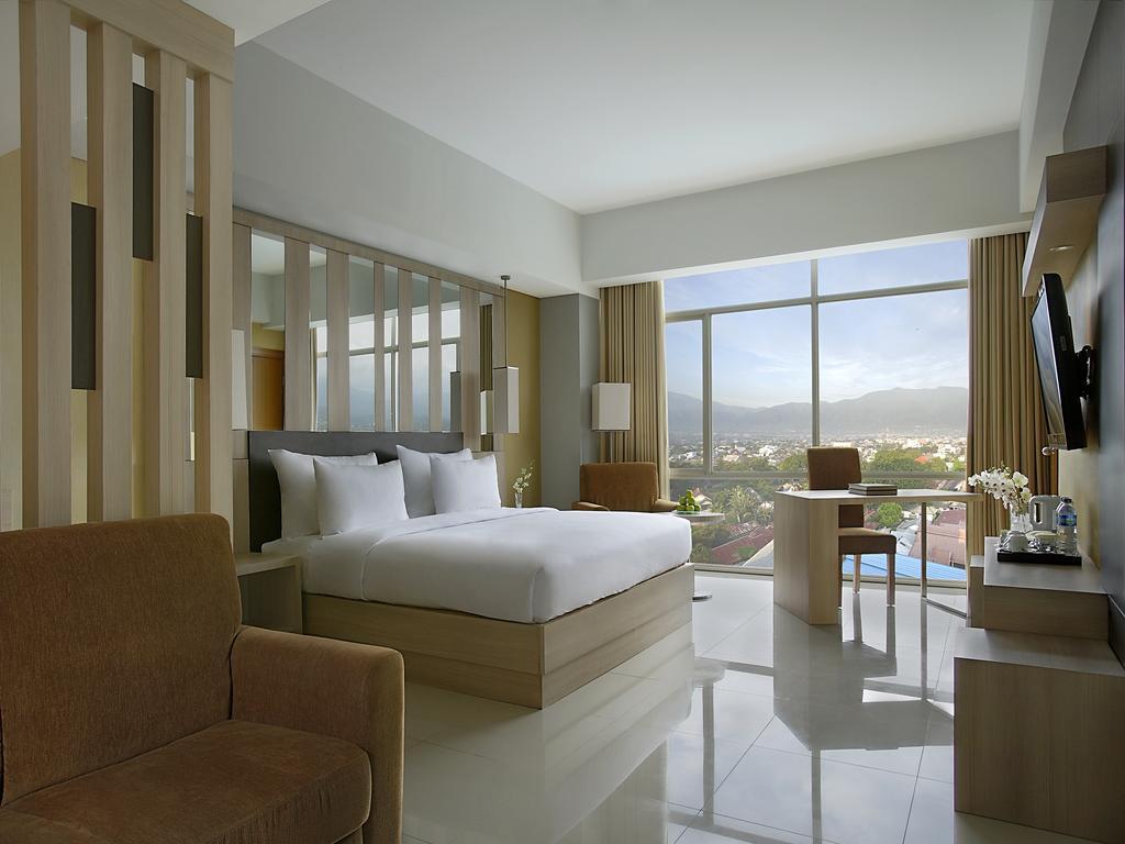 Hotel Santika Палу Екстериор снимка