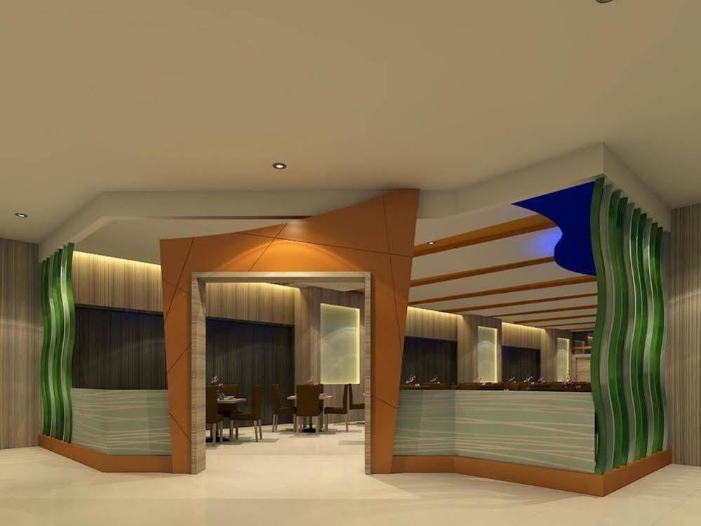 Hotel Santika Палу Екстериор снимка